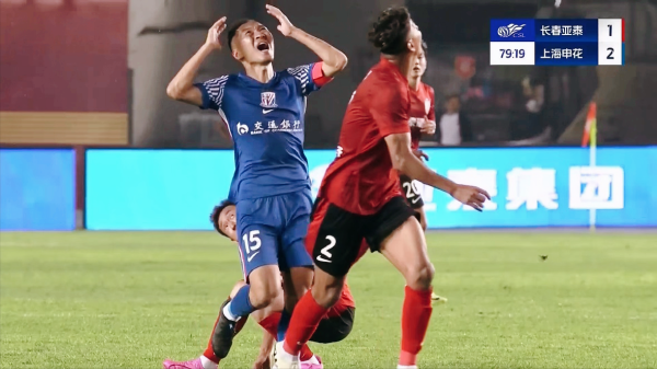 金来源配资 裁判引发众怒，苏亚雷斯拉不住，中超关键1战：上海申花几近崩溃