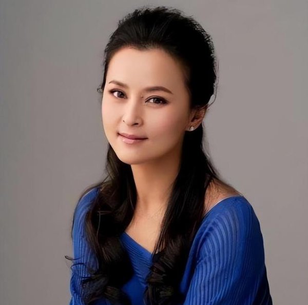 盈通策略 从琼瑶剧红星到单亲妈妈，何音再婚小9岁演员，儿子却成最大赢家